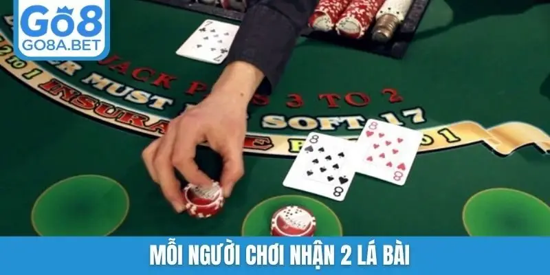 Mỗi người chơi nhận 2 lá bài